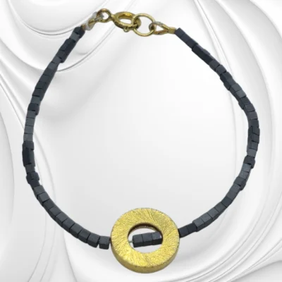 Elegancka bransoletka z hematytu ze złoconym elementem ozdobnym