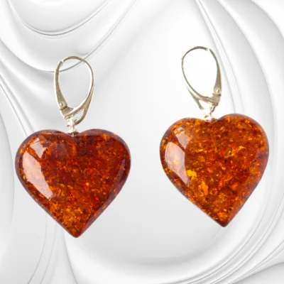 Kolczyki z bursztynu w kształcie serca – koniakowe serca na srebrnym zapięciu