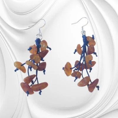 Kolczyki z matowego bursztynu na granatowym lnianym sznurku