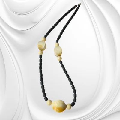 Długi naszyjnik z matowego czarnego i mlecznego bursztynu