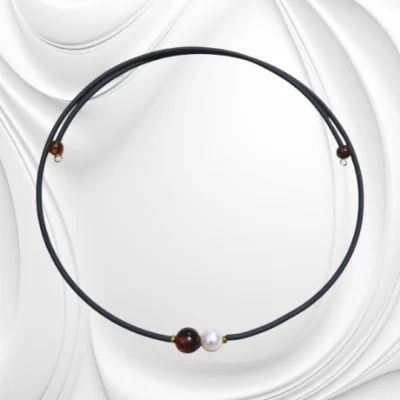 Naszyjnik choker z naturalną perłą i bursztynem na drucie pamięciowym