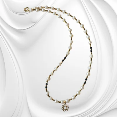 Naszyjnik z białych pereł i onyksu z hematytem oraz pozłacanym srebrem