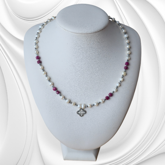 Naszyjnik z białych pereł i rubinu z hematytem i srebrną zawieszką