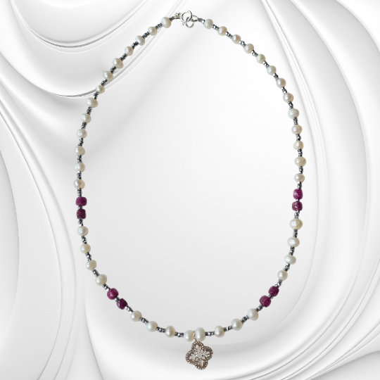 Naszyjnik z białych pereł i rubinu z hematytem i srebrną zawieszką