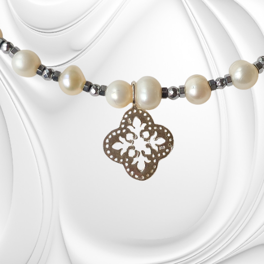 Naszyjnik z białych pereł i rubinu z hematytem i srebrną zawieszką