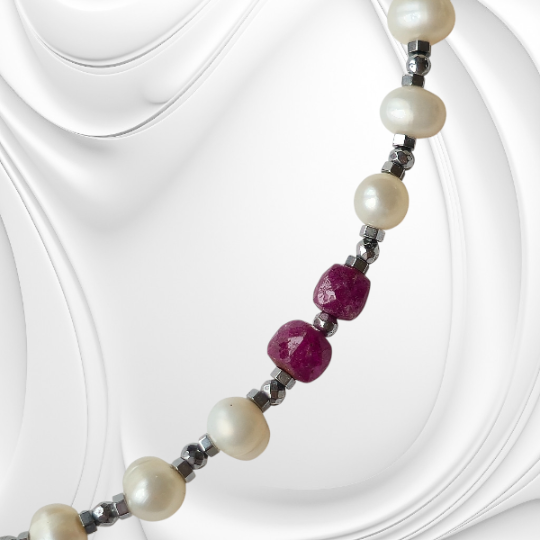 Naszyjnik z białych pereł i rubinu z hematytem i srebrną zawieszką