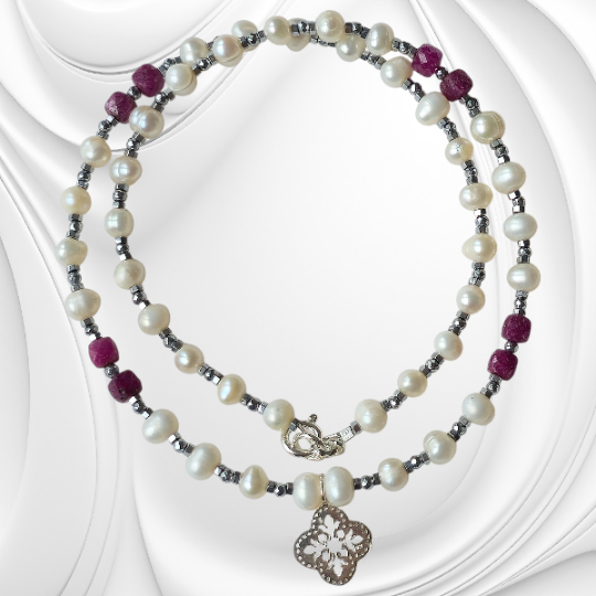 Naszyjnik z białych pereł i rubinu z hematytem i srebrną zawieszką