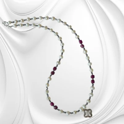 Naszyjnik z białych pereł i rubinu z hematytem oraz srebrem