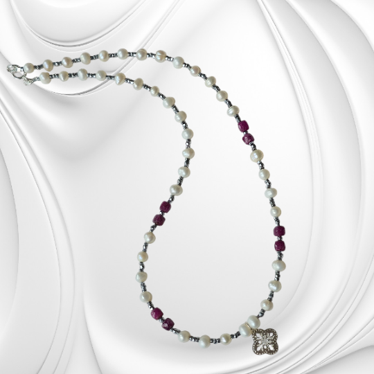 Naszyjnik z białych pereł i rubinu z hematytem i srebrną zawieszką