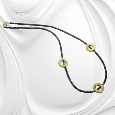 Elegancki naszyjnik z hematytu ze złoconym elementem ozdobnym