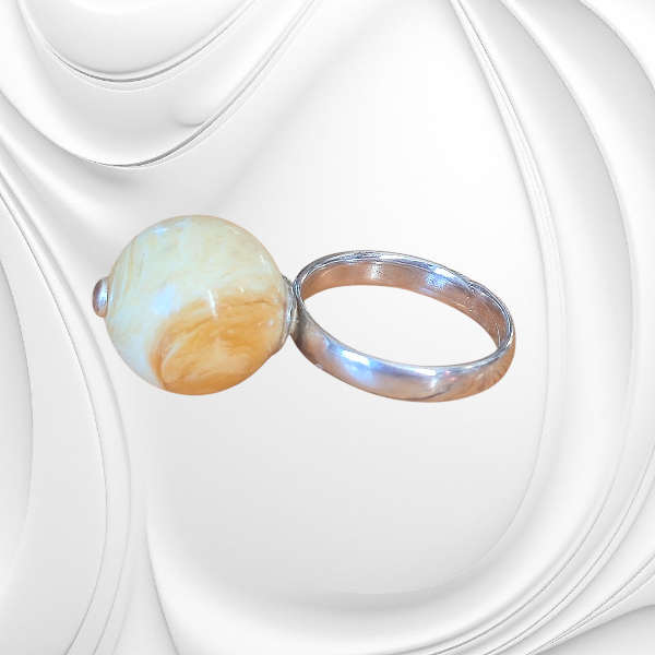 Srebrny regulowany pierścionek z mlecznym bursztynem bałtyckim