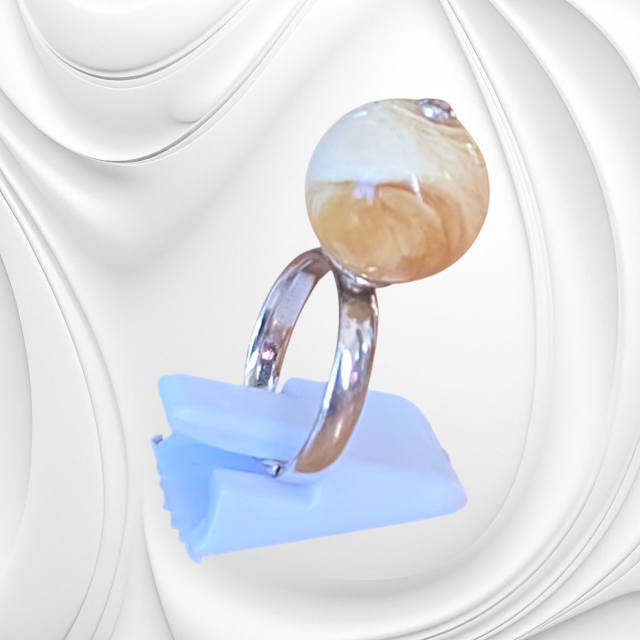 Srebrny regulowany pierścionek z mlecznym bursztynem bałtyckim