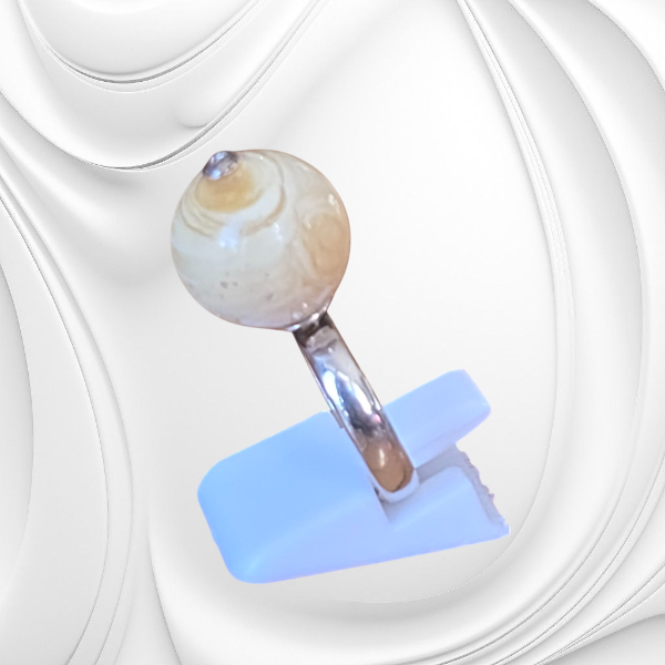 Srebrny regulowany pierścionek z mlecznym bursztynem bałtyckim