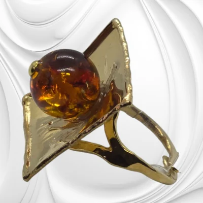 Srebrny złocony pierścionek z bursztynem – regulowany, elegancki i ponadczasowy