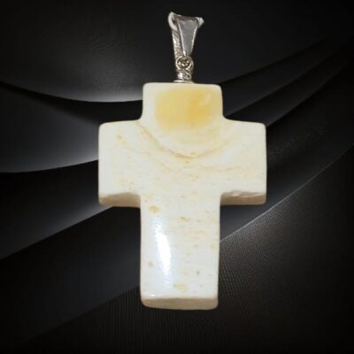 Zawieszka krzyżyk z mlecznego bursztynu ze srebrną krawatką – naturalna elegancja