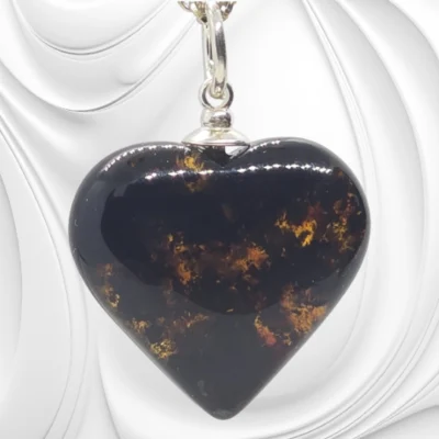 Zawieszka w kształcie serca z bursztynu