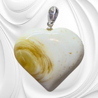 Zawieszka serce z mlecznego bursztynu ze srebrną krawatką – naturalna elegancja
