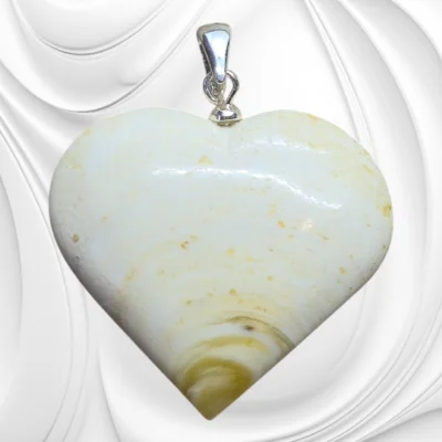 Zawieszka serce z mlecznego bursztynu ze srebrną krawatką – naturalna elegancja