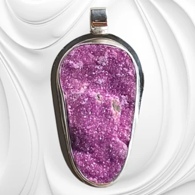 Zawieszka z kalcytu kobaltowego w kolorze fuksji w srebrnej oprawie