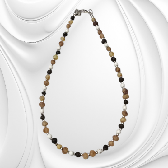 Naszyjnik z bursztynu i howlitu z drobnych kulek na stali chirurgicznej