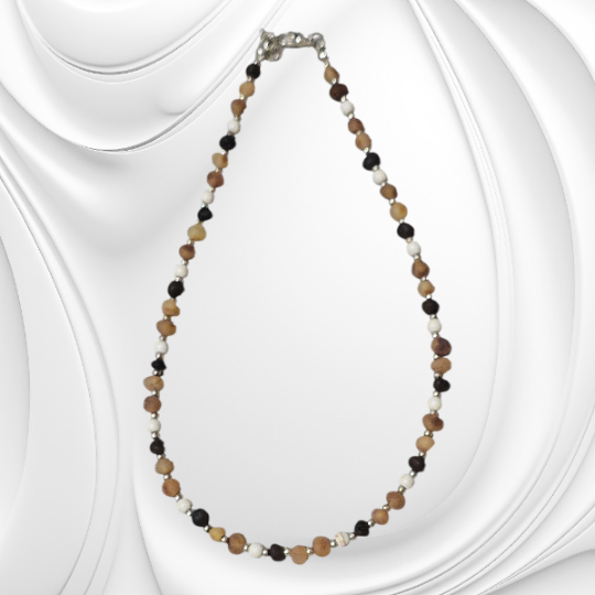 Delikatny naszyjnik z matowego bursztynu i howlitu - obrazek 2