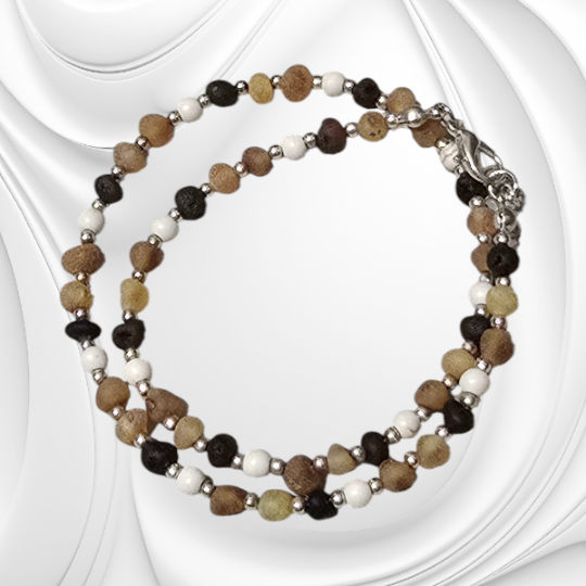 Naszyjnik z bursztynu i howlitu z drobnych kulek na stali chirurgicznej