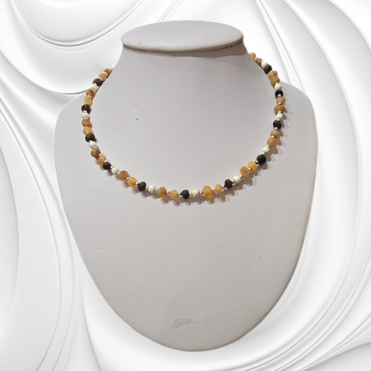Naszyjnik z bursztynu i howlitu z drobnych kulek na stali chirurgicznej