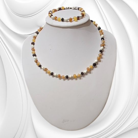 Naszyjnik z bursztynu i howlitu z drobnych kulek na stali chirurgicznej