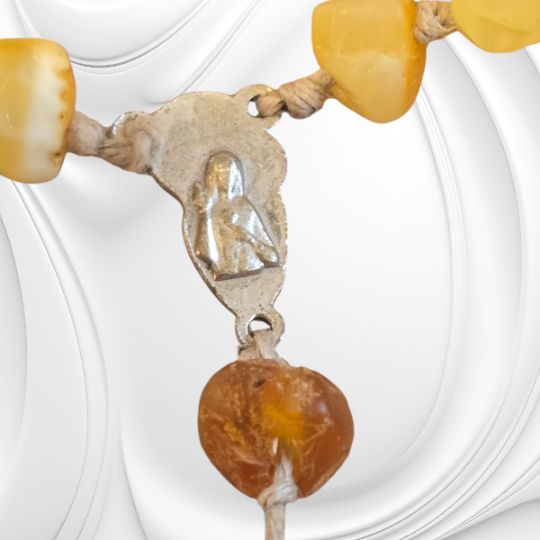 Naszyjnik z matowych bryłek bursztynu na lnianym sznurku