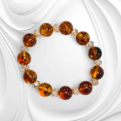 Bransoletka z kulek bursztynu bałtyckiego i kryształków Swarovskiego na gumce jubilerskiej