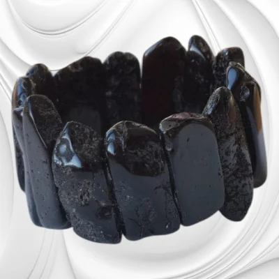 Efektowna szeroka bransoletka z naturalnego bursztynu bałtyckiego na gumce jubilerskiej – siła natury w wyrazistej formie