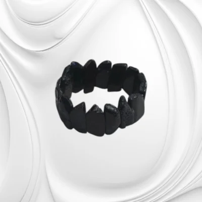 Efektowna szeroka bransoletka z naturalnego bursztynu bałtyckiego na gumce jubilerskiej – odwaga natury na nadgarstku