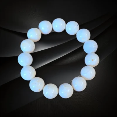 Ręcznie wykonana bransoletka z kulek bursztynu bałtyckiego w odcieniu mlecznym na gumce jubilerskiej