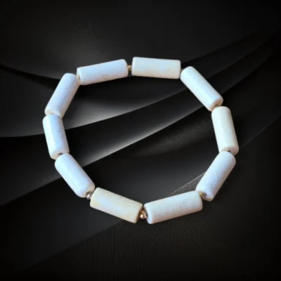 Ręcznie wykonana bransoletka z wałków bursztynu bałtyckiego w odcieniu mlecznym z hematytem na gumce jubilerskiej