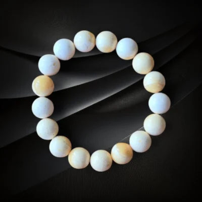 Ręcznie wykonana bransoletka z kulek bursztynu bałtyckiego w odcieniu mlecznym na gumce jubilerskiej