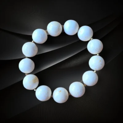 Ręcznie wykonana bransoletka z kulek bursztynu bałtyckiego w mlecznym odcieniu z hematytem na gumce jubilerskiej