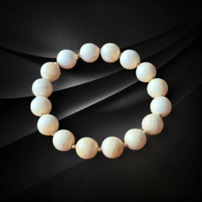 Ręcznie wykonana bransoletka z małych kulek bursztynu bałtyckiego w mlecznym odcieniu z hematytem na gumce jubilerskie