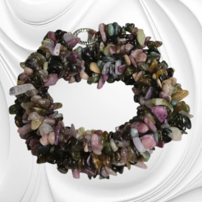 Bransoletka z drobnych bryłek kolorowego turmalinu na gumce jubilerskiej