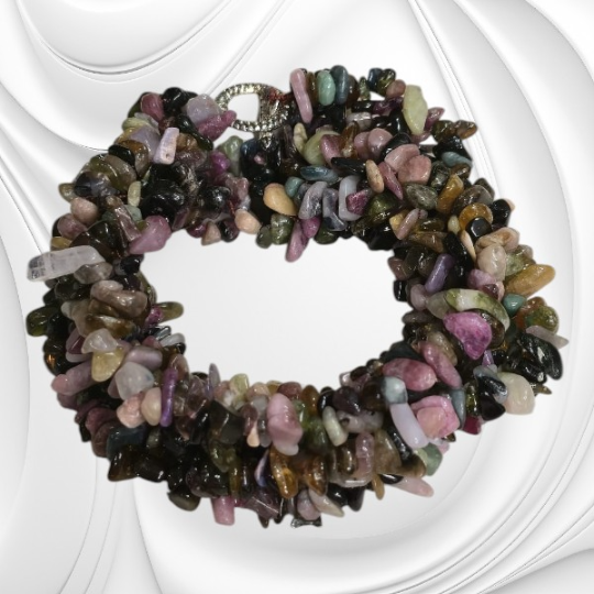 Bransoletka z drobnych bryłek kolorowego turmalinu na gumce jubilerskiej