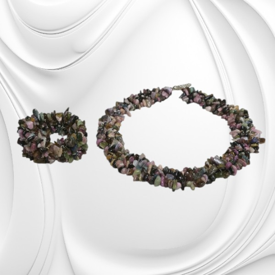 Bransoletka z drobnych bryłek kolorowego turmalinu na gumce jubilerskiej