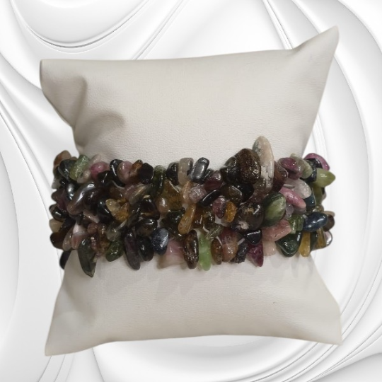Bransoletka z drobnych bryłek kolorowego turmalinu na gumce jubilerskiej