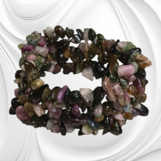 Bransoletka z drobnych bryłek kolorowego turmalinu na gumce jubilerskiej