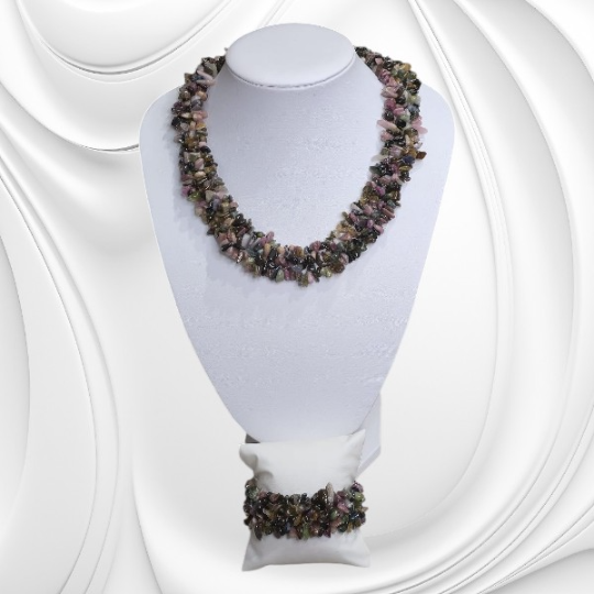 Bransoletka z drobnych bryłek kolorowego turmalinu na gumce jubilerskiej