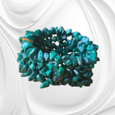 Szeroka bransoletka z drobnych bryłek malachitu na gumce jubilerskiej – intensywna zieleń natury