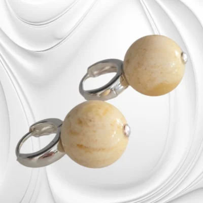 Kolczyki kulki z mlecznego bursztynu bałtyckiego na srebrnym zapięciu typu kajdanki – średnie