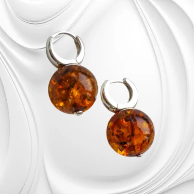 Kolczyki kulki z bursztynu bałtyckiego w kolorze koniaku na srebrnym zapięciu typu kajdanki
