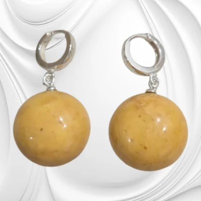 Kolczyki z miodowego bursztynu bałtyckiego na srebrnym zapięciu typu kajdanki