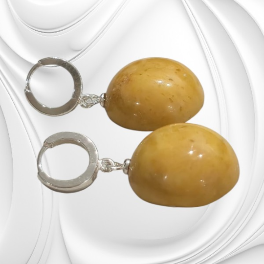 Kolczyki z miodowego bursztynu bałtyckiego na srebrnych kajdankach
