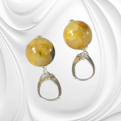 Srebrne kolczyki z kulką bursztynu bałtyckiego – naturalny blask zamknięty w prostocie