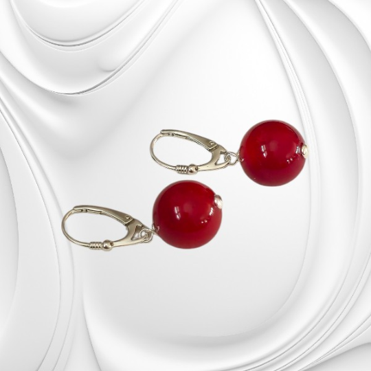 Srebrne kolczyki z lakierowanym bursztynem – biżuteria pełna blasku